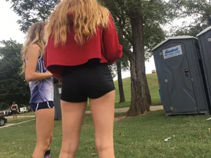 Track blonde teen in shorts