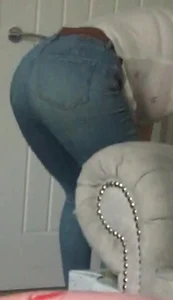 Mom in tight blue jeans bending over home creepshots