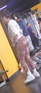 Perfect ass in gym leggins