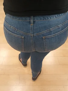 FAT A$$ BOOTY LATINA waiting in line