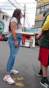 Latina  con un culo enorme