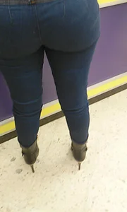 Big booty Latina milf in tight jeans shopping