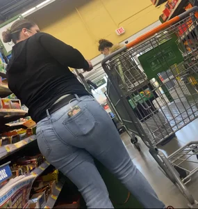 Latina milf nice ass in jeans