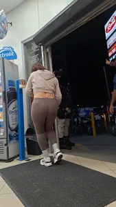 Latina jiggle big butt in brown leggings