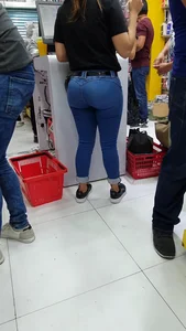 Latina booty in pocket less jeans