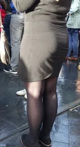 Thick booty in a tight skirt with vpl