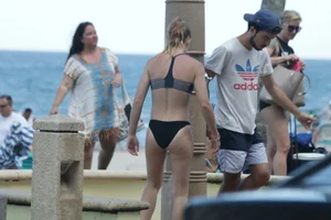 Candid Florida beach and bikini girls