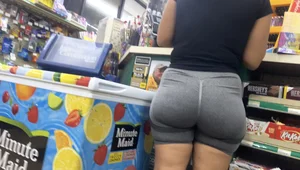 Peach booty lightskin girl