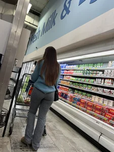 Brunette w/ bubble in grey leggings [OC]