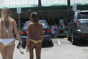 Even more hot and sexy bikini babes in Florida