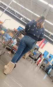 Cute milf, Nice ass in jeans! (OC)