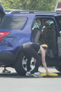 Hoe Depot girl with big booty loading her SUV in leggings with vpl