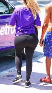 Candid chick with an amazing big booty and vpl in leggings
