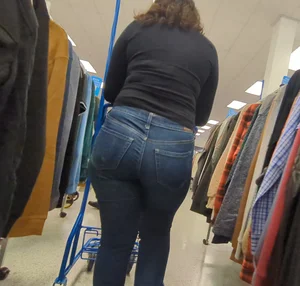 Latin cutie in jeans