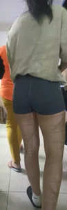 10/10 girl with a fitness body wearing a very sexy short gray shorts [OC]