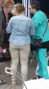 More candid street milfs wearing tight jeans