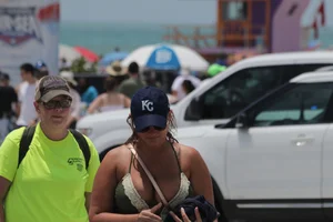 Candid Florida beach and bikini girls