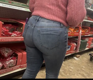 Nerdy butterface pawg with an amazing ass