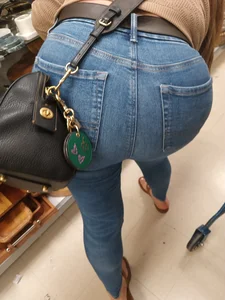 SEXY A$$ beautiful OBVLIOUS latina MATURE milf gave me a show!