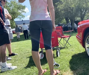 Car show MILF in leggings has a nice gap