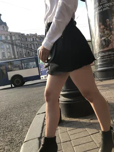 Awesome candid chick wearing a blouse and a skirt crossing the street on high heels, showing a little cheek