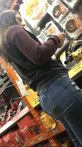 Plump booty in jeans