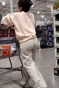 Teen booty in joggers