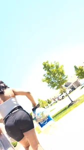 Thick ass delivery chick with vpl . She had too many bags and I needed caps