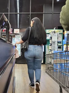 Juicy booty latina. Denim. (OC)