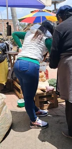 Gordita nalgona en jeans ajustados