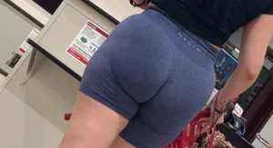 Fit Raven-haired Pawg Wants a Wedge