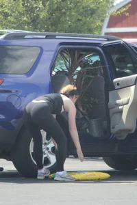 Hoe Depot girl with big booty loading her SUV in leggings with vpl