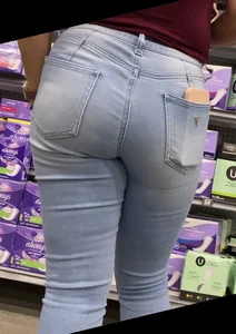 Walmart milf with PERFECT ass in tight jeans (oc)