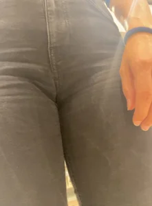 Cameltoe Crotch Closeup Creepshot of a Girl in Black Jeans
