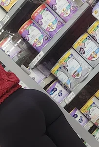 Latina mom w/ phat ass in leggings