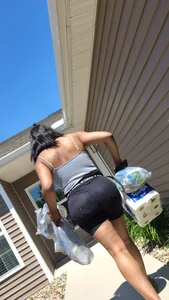 Thick ass delivery chick with vpl . She had too many bags and I needed caps