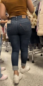 Phat latina MILF ass in jeans