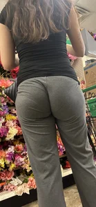 Petite chic w nice ass gobble in sweats‼️