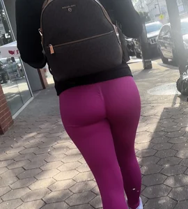Jiggly Buttle butt in bright pink gym leggings