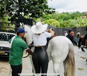 Latina cowgirls gitty up! Non OC