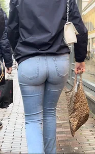 Thight round ass in jeans