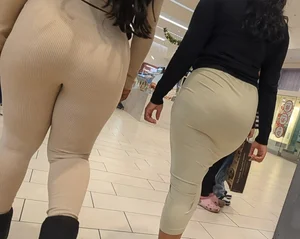 A few hot ladies at mall (OC)