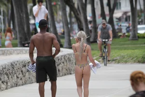 Candid Florida beach and bikini girls