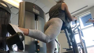 Sexy babe with a nice ass in grey leggings working out at the gym (version 2)