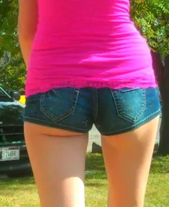 Skinny babe in denim shorts with a nice gap showing ass cheeks
