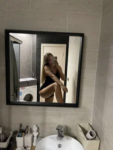 Leaked hot selfies of a girl with awesome long legs