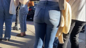 Bubble butt ebony in jean. Nice tits.