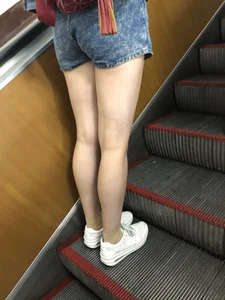 Very Hot Fit Legs in Shorts on the Subway Escalator Creepshots Gallery