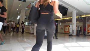 Sexy brunette at the mall with a great ass in leggings