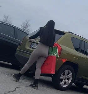 Caught this Hot tight babe in leggings leaving